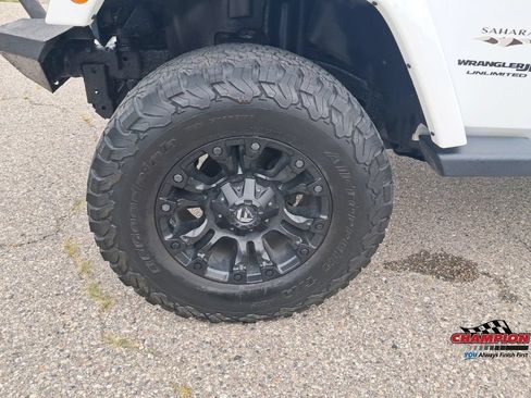 Used 2018 Jeep Wrangler Unlimited Sahara w/ Connectivity Group AWD/4WD image 30
