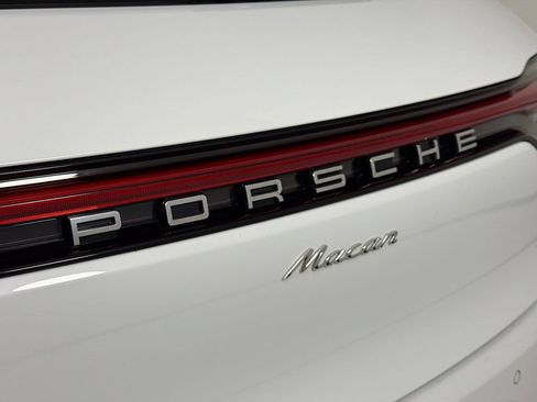 Certified 2021 Porsche Macan image 11