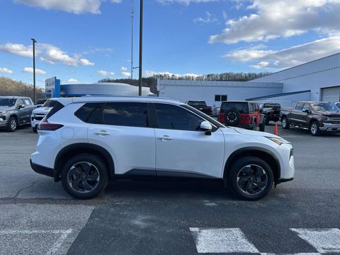 Used 2024 Nissan Rogue SV w/ SV Premium Package image 2