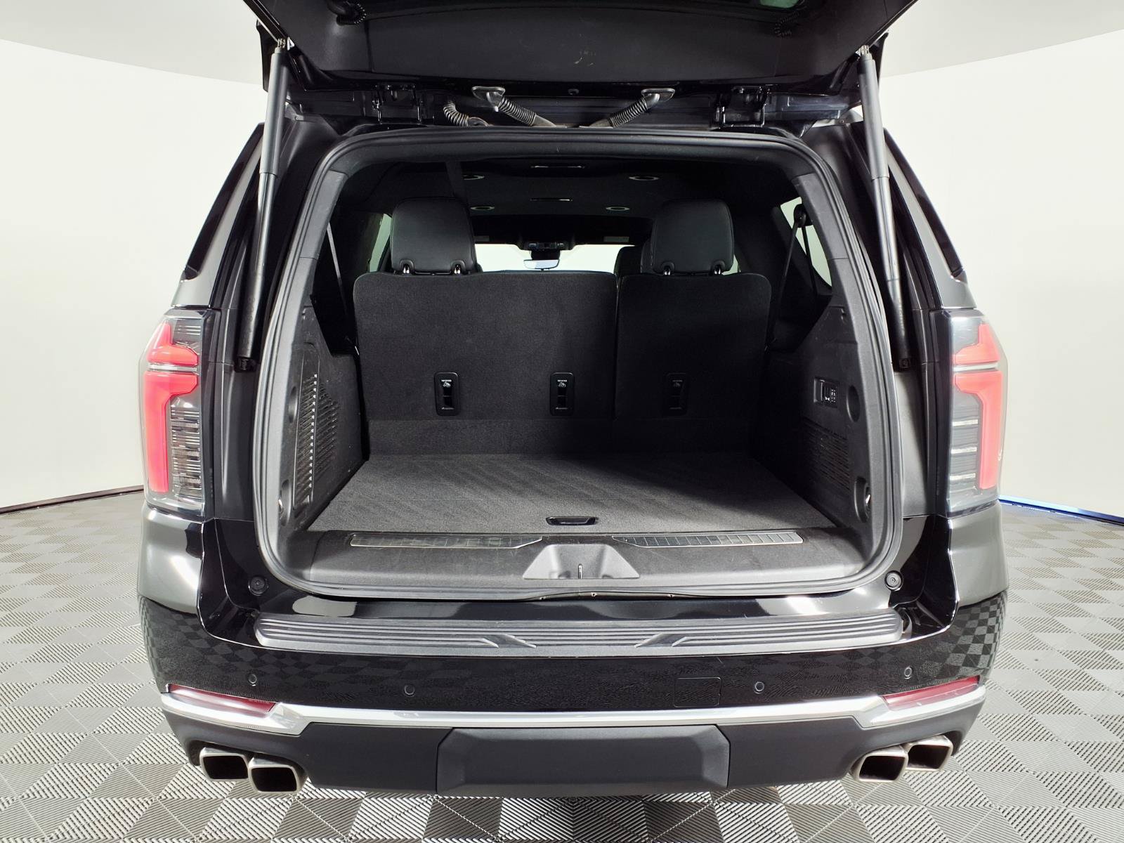 Used 2025 Chevrolet Suburban High Country AWD/4WD image 8