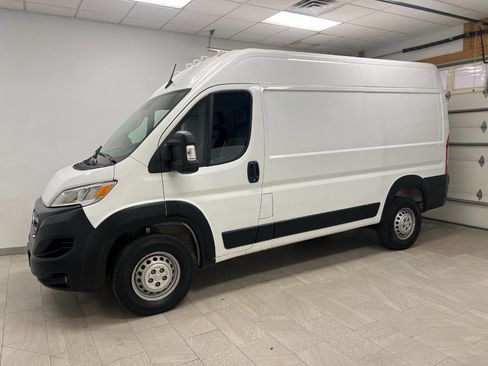 Used 2025 RAM ProMaster 2500 w/ Convenience Group FWD image 2