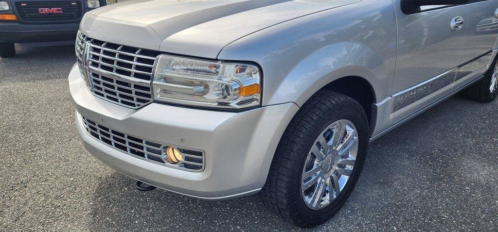 Used 2010 Lincoln Navigator L 4WD image 5