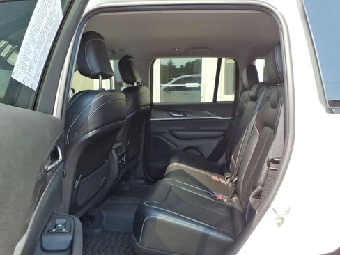 Used 2023 Jeep Grand Cherokee Limited w/ Black Appearance Package AWD/4WD image 10
