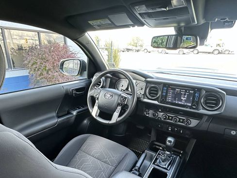 Used 2018 Toyota Tacoma TRD Sport AWD/4WD image 26