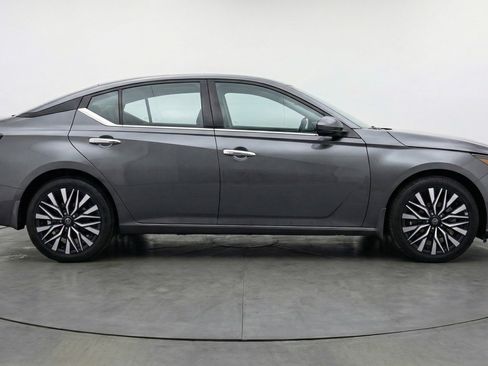 Used 2025 Nissan Altima 2.5 SV FWD image 11