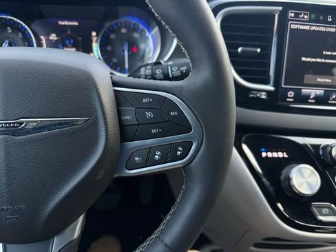Used 2024 Chrysler Pacifica Touring-L image 29