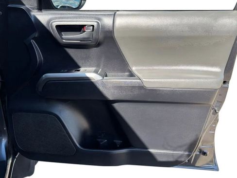 Used 2020 Toyota Tacoma SR5 AWD/4WD image 32