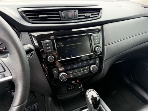 Used 2020 Nissan Rogue SV image 19