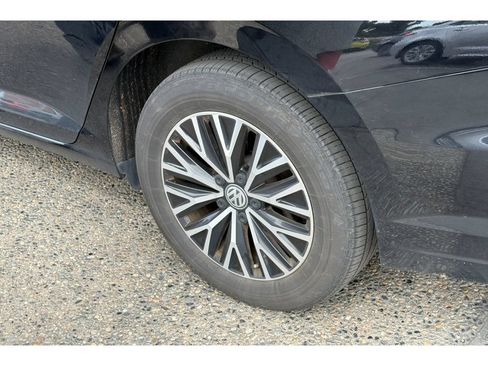 Used 2020 Volkswagen Jetta SE w/ SE Cold Weather Package FWD image 4