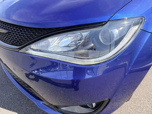 Used 2018 Chrysler Pacifica Limited FWD image 15