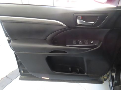 Used 2019 Toyota Highlander SE w/ Nightshade Edition FWD image 10