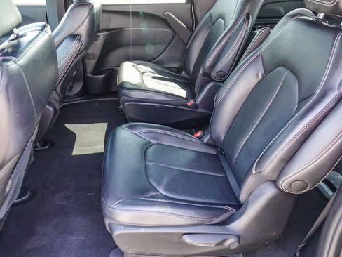 Used 2022 Chrysler Pacifica Touring-L w/ S Appearance Package FWD image 17