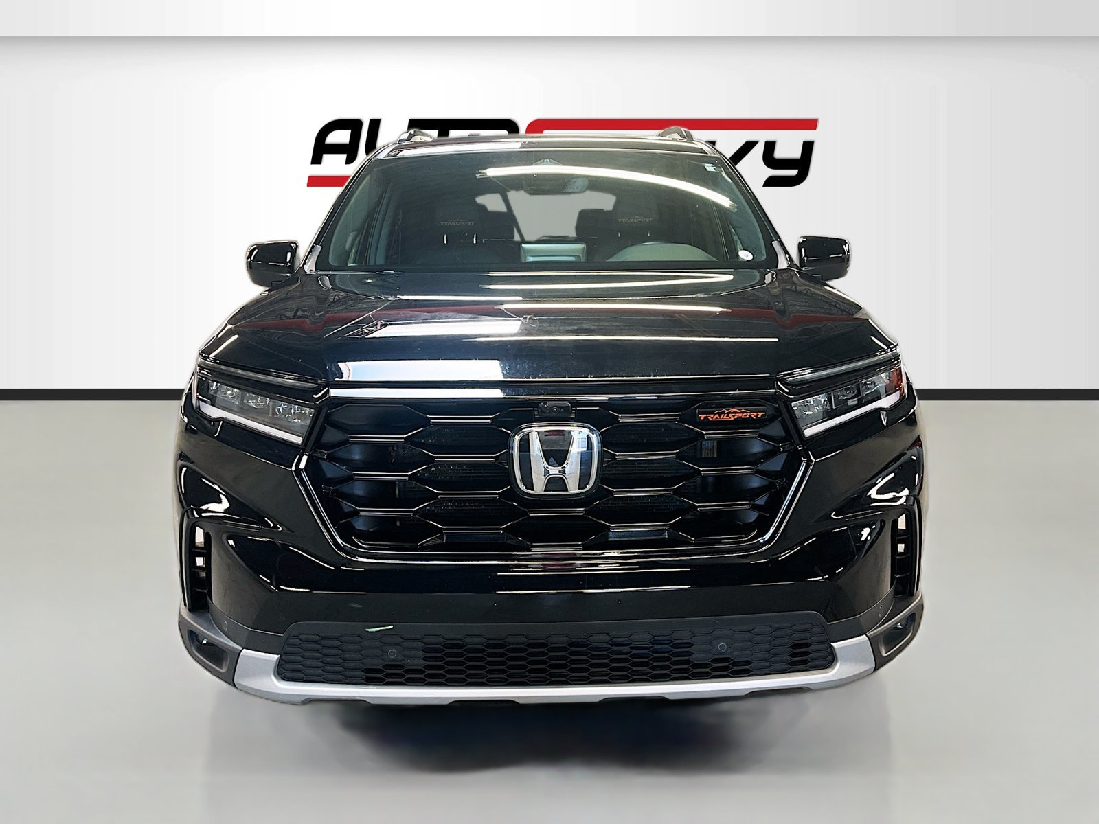 Used 2025 Honda Pilot TrailSport image 2