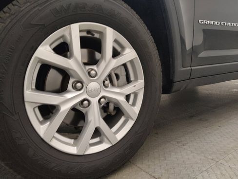 Used 2023 Jeep Grand Cherokee Limited image 31