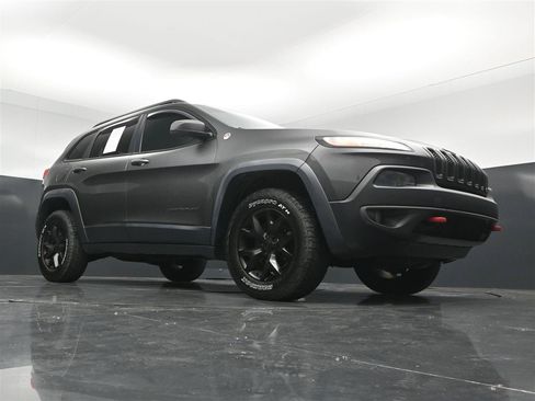 Used 2015 Jeep Cherokee Trailhawk w/ Comfort/Convenience Group AWD/4WD image 30