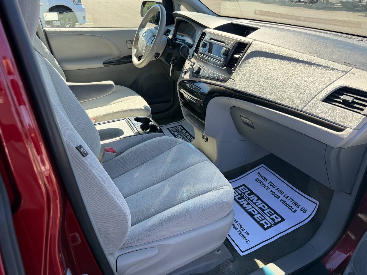 Used 2013 Toyota Sienna LE w/ Towing Pkg FWD image 9