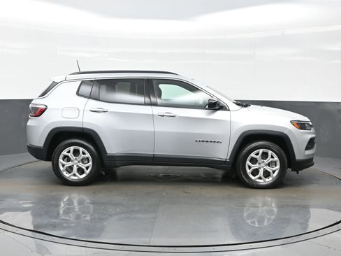 Used 2024 Jeep Compass Latitude image 7