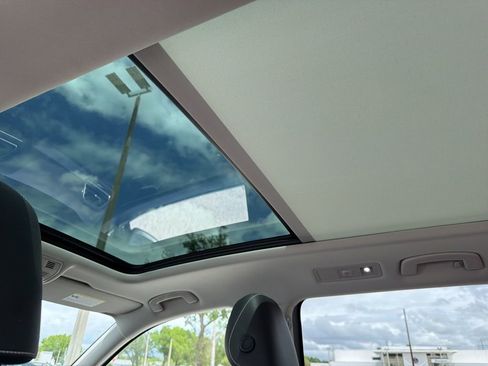 Used 2022 Volkswagen Tiguan SE image 3