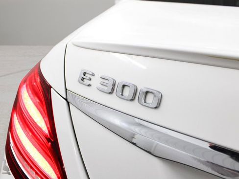 Used 2017 Mercedes-Benz E 300 4MATIC image 37