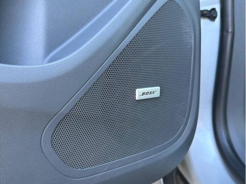 Used 2019 Chevrolet Bolt Premier w/ Infotainment Package FWD image 17