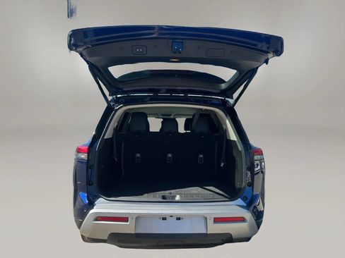 Used 2023 Nissan Pathfinder SL w/ Black Appearance Package AWD/4WD image 9