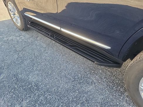 Used 2023 GMC Yukon SLT w/ SLT Luxury Package image 10