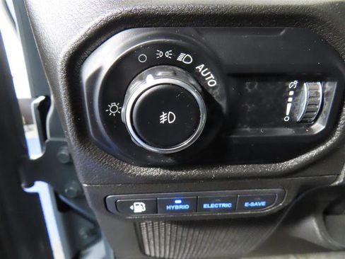 Used 2024 Jeep Wrangler Unlimited image 17