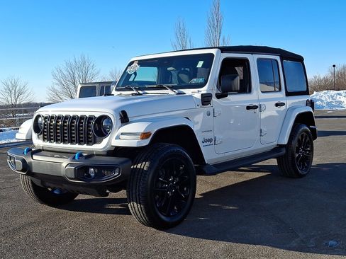 Used 2024 Jeep Wrangler Unlimited Sahara AWD/4WD image 3