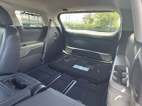 Used 2025 Kia Carnival EX FWD image 8