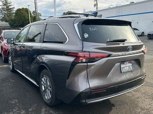 Used 2021 Toyota Sienna Platinum image 4