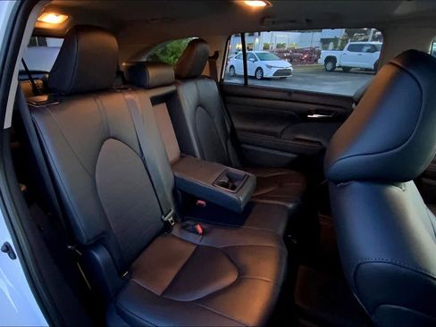 Used 2026 Toyota Highlander XLE image 19