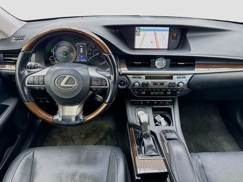 Used 2017 Lexus ES 300h w/ Luxury Package FWD image 15