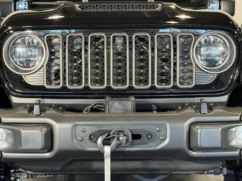 Used 2024 Jeep Gladiator Mojave image 4