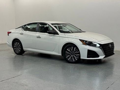 Used 2025 Nissan Altima 2.5 SV FWD image 2