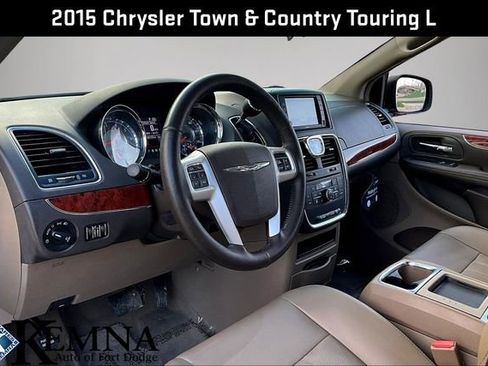 Used 2015 Chrysler Town & Country Touring-L w/ Driver Convenience Group image 17