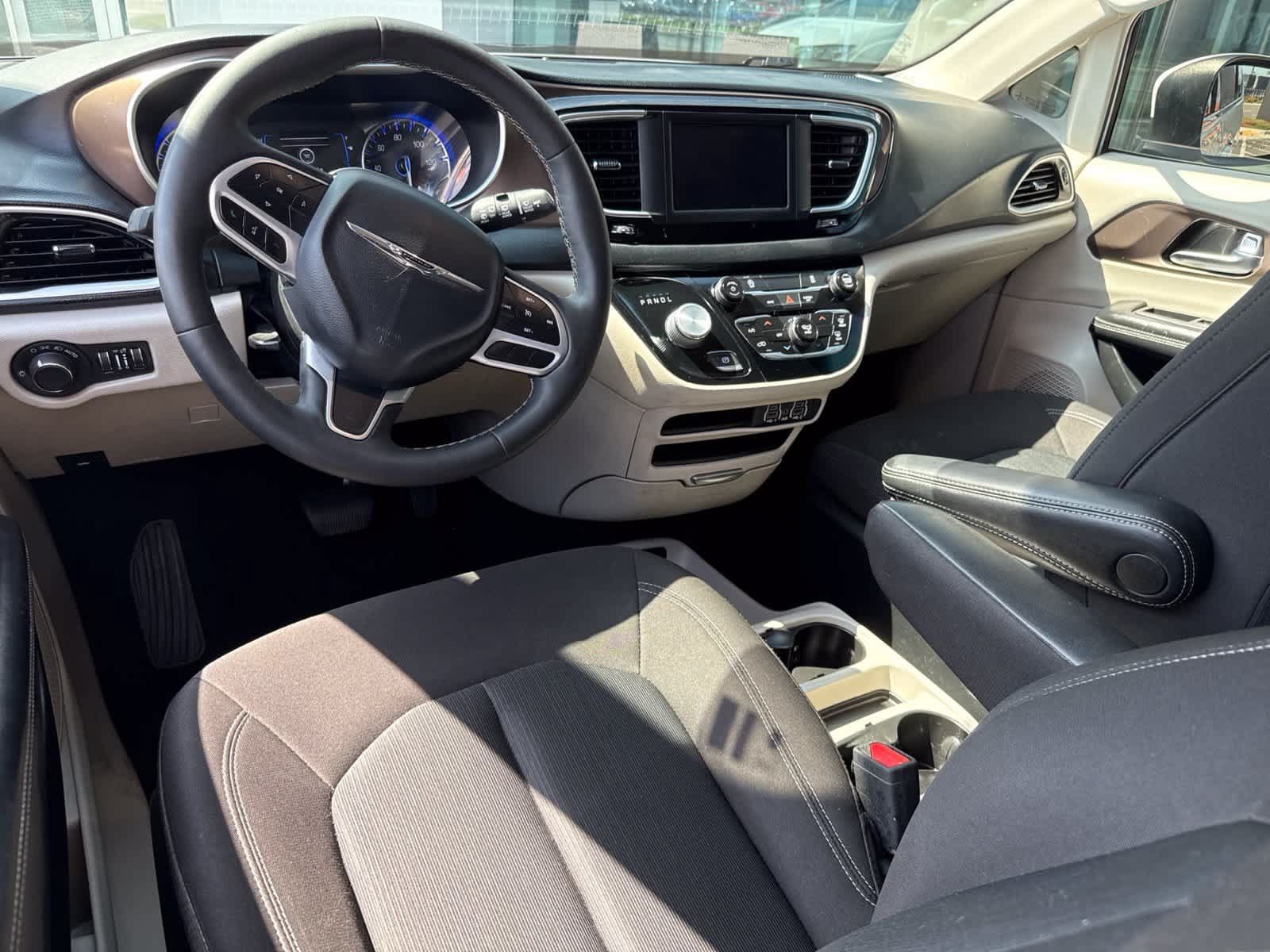 Used 2022 Chrysler Voyager LX FWD image 22