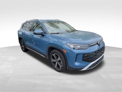 Used 2025 Volkswagen Tiguan SE image 4