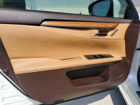 Used 2016 Lexus ES 350 w/ Premium Package w/Wood Trim FWD image 11