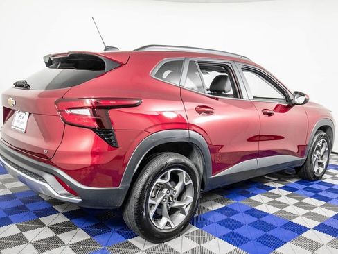 Used 2025 Chevrolet Trax LT w/ LT Convenience Package image 5
