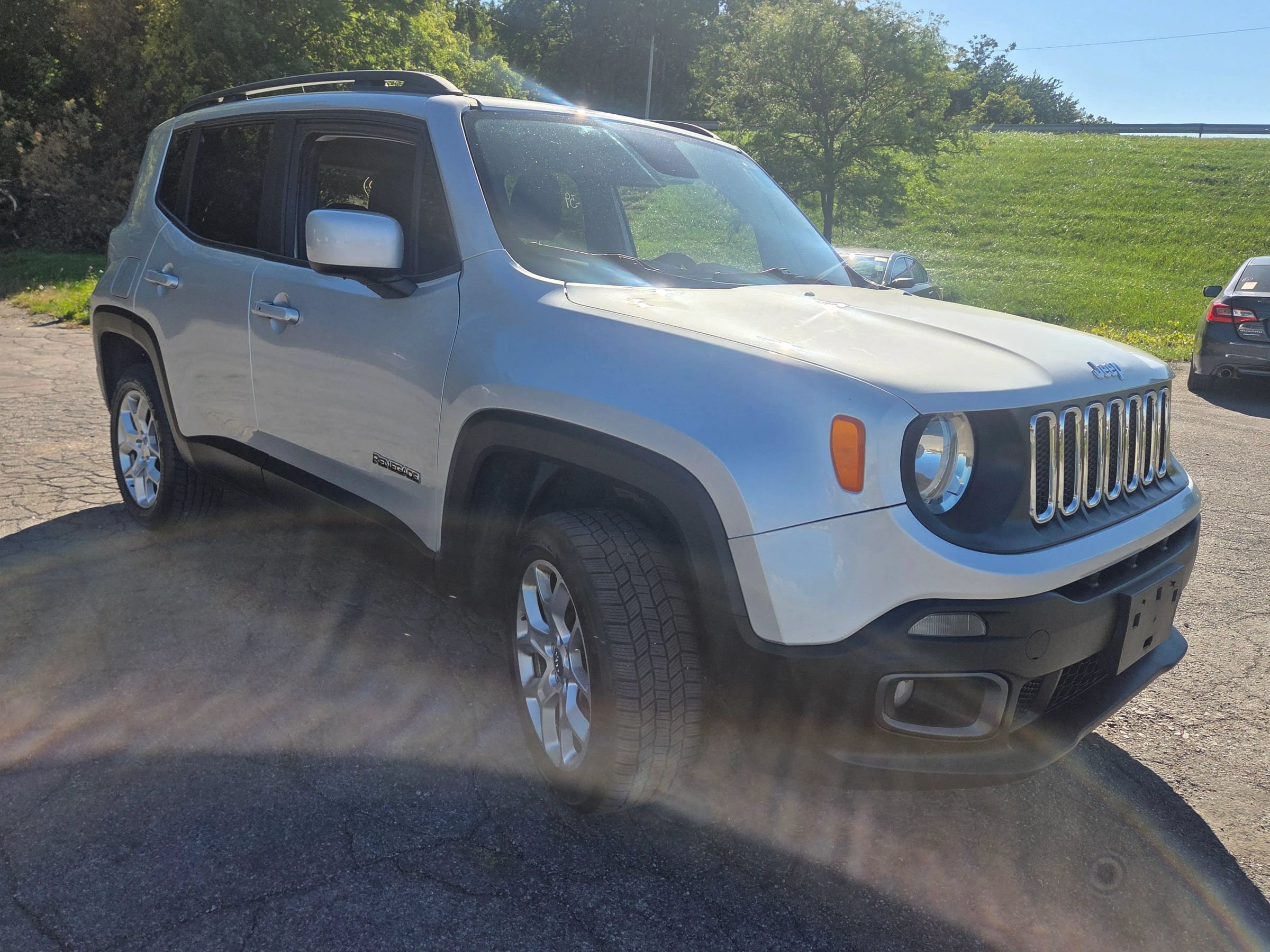 Used 2016 Jeep Renegade Latitude AWD/4WD image 6