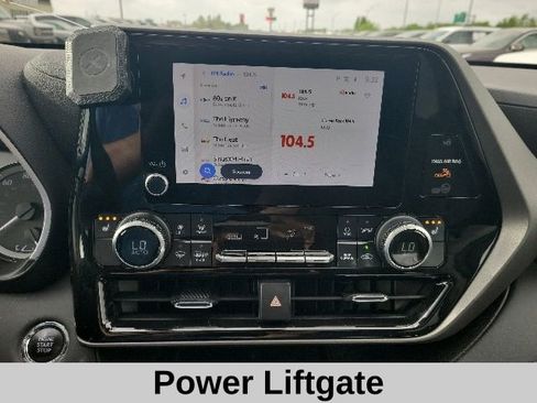 Used 2023 Toyota Highlander XLE FWD image 9