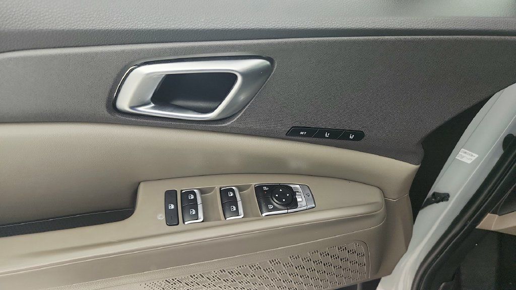 Used 2025 Kia Carnival EX FWD image 22