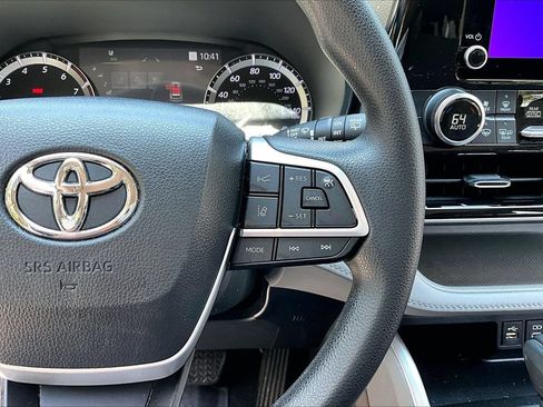 Used 2023 Toyota Highlander L FWD image 11