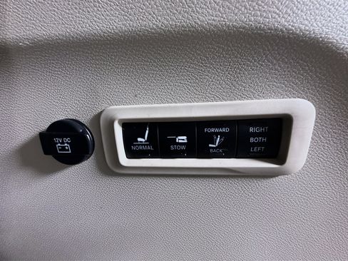 Used 2017 Chrysler Pacifica Limited w/ UConnect Theater Package FWD image 42