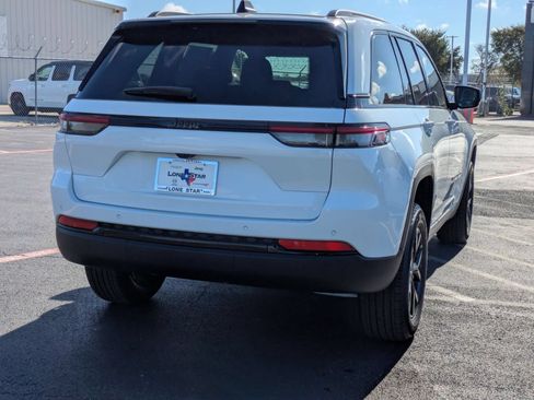 New 2025 Jeep Grand Cherokee Altitude RWD image 5