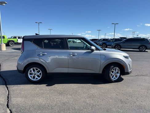 Used 2025 Kia Soul LX image 4