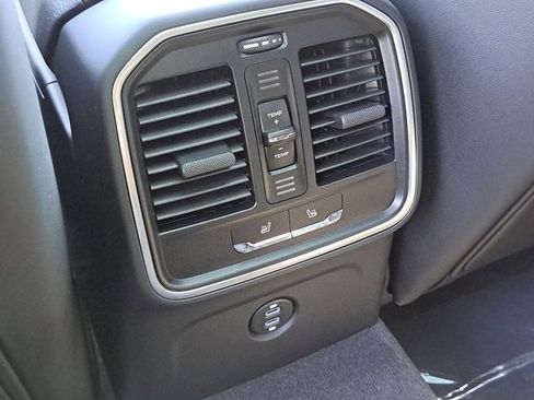 Used 2025 Porsche Macan image 18