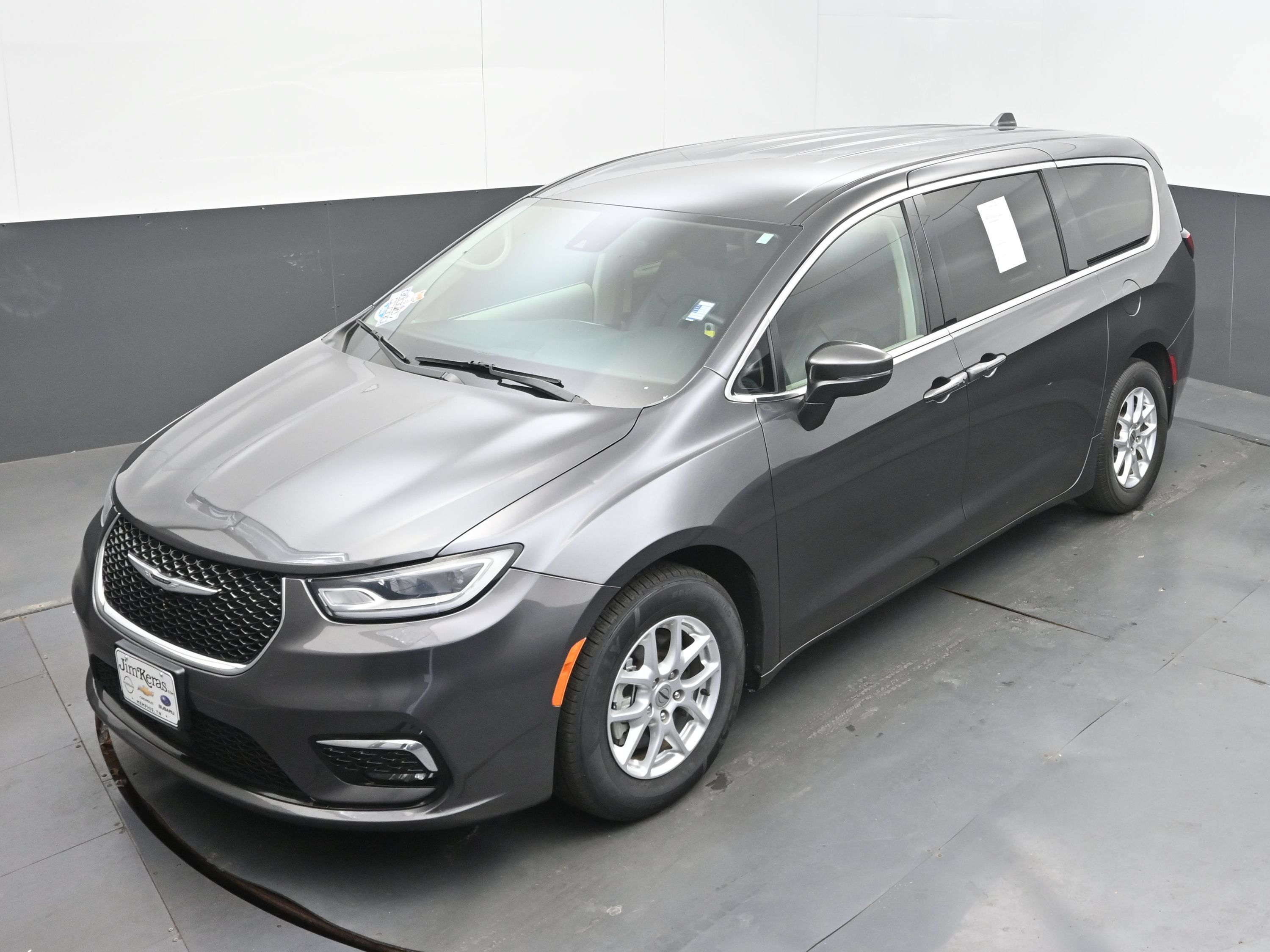Used 2023 Chrysler Pacifica Touring-L FWD image 34