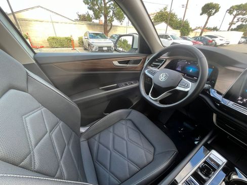 Used 2025 Volkswagen Atlas SE image 35