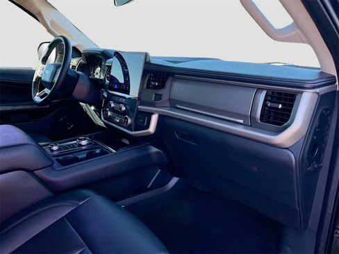 Used 2024 Ford Expedition XLT image 31